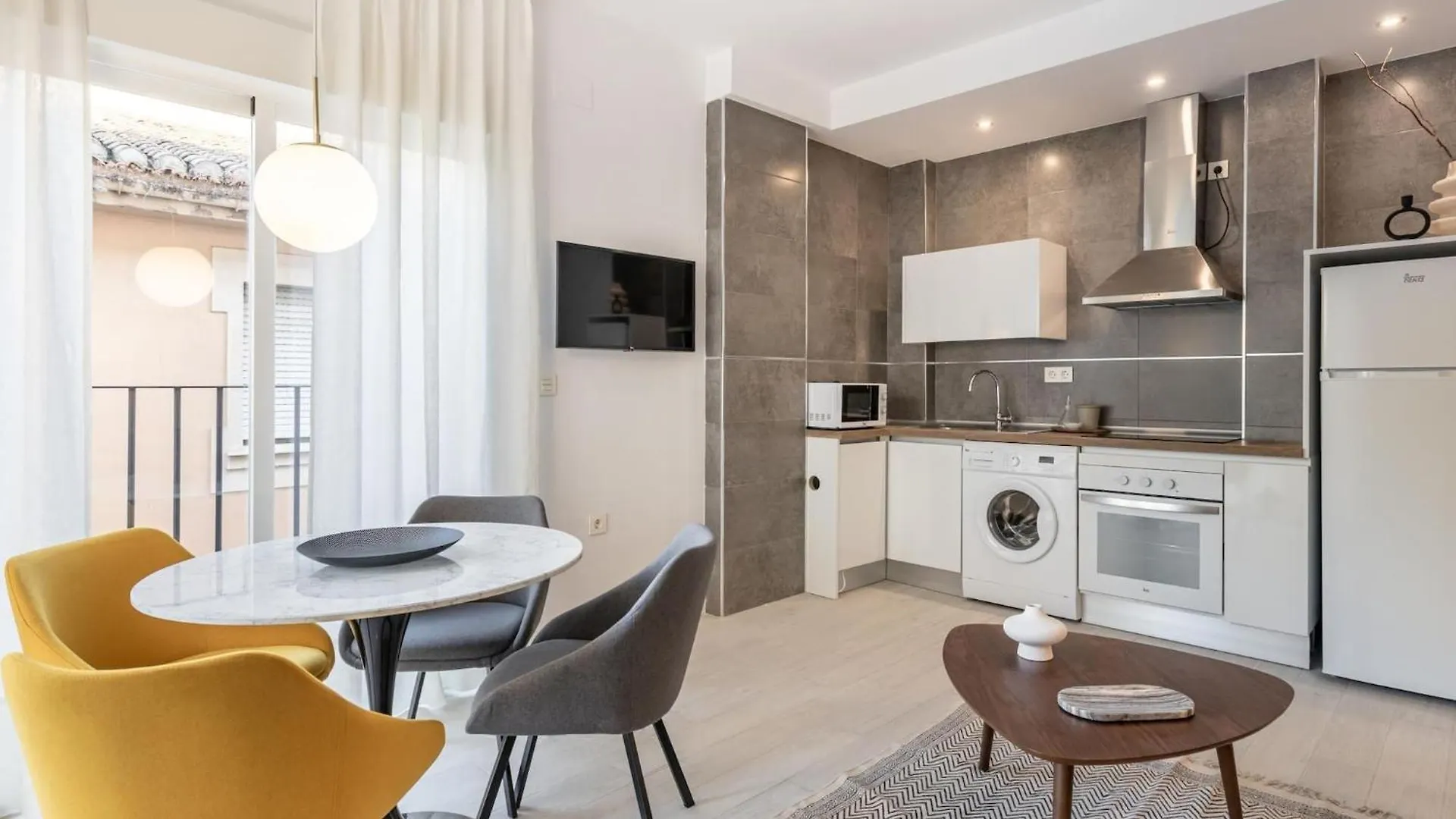 Central Stylish And Elegant 1 & 2 Bedroom Apartments I Granada 0*,  España