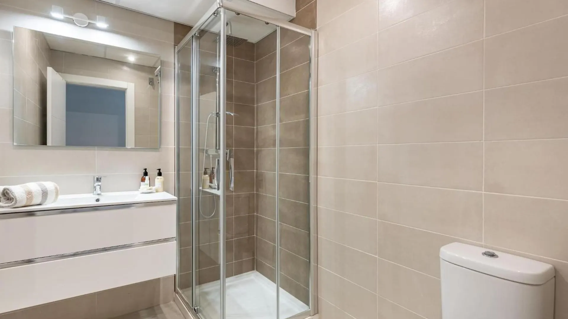 Central Stylish And Elegant 1 & 2 Bedroom Apartments I Granada 0*,